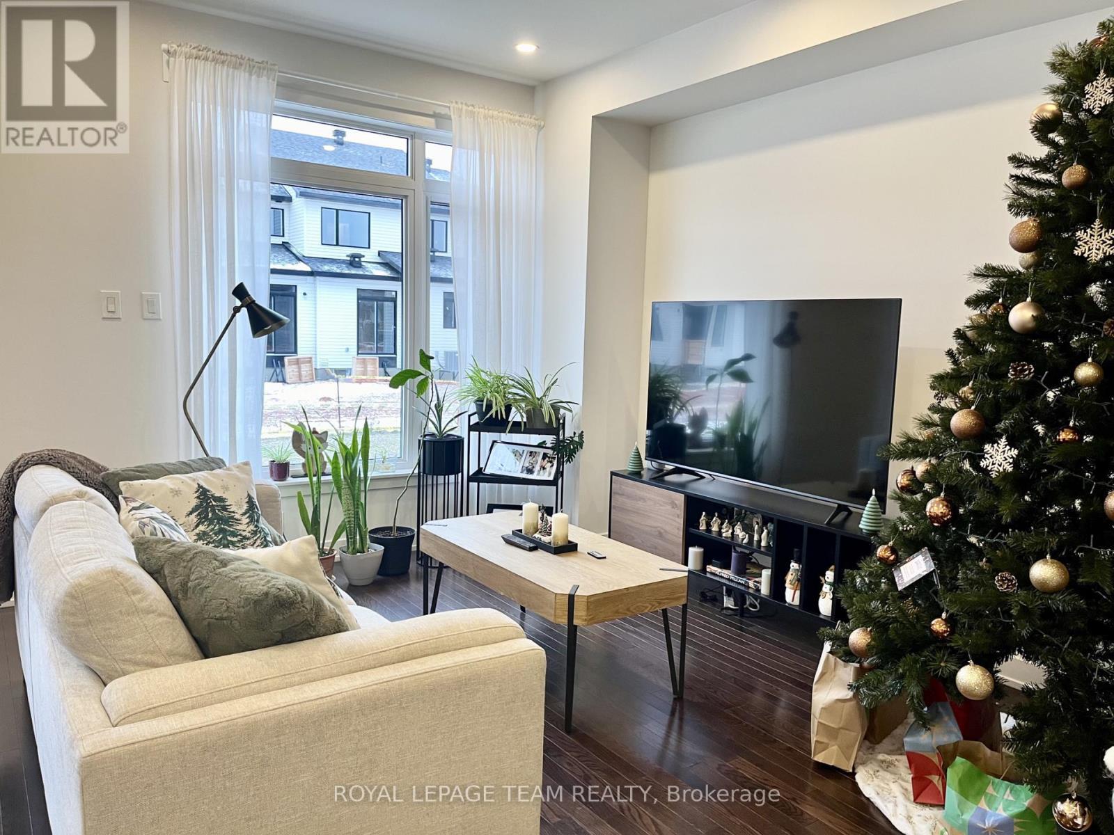 57 Heirloom Street, Ottawa, ON - Indoor Photo Showing Living Room