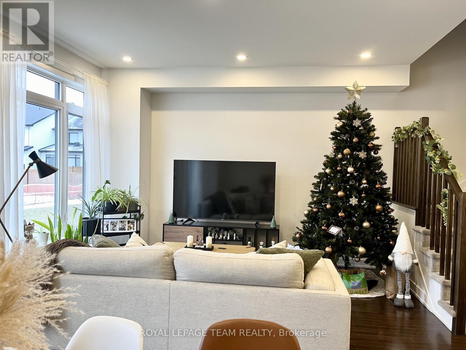 57 Heirloom Street, Ottawa, ON - Indoor Photo Showing Living Room