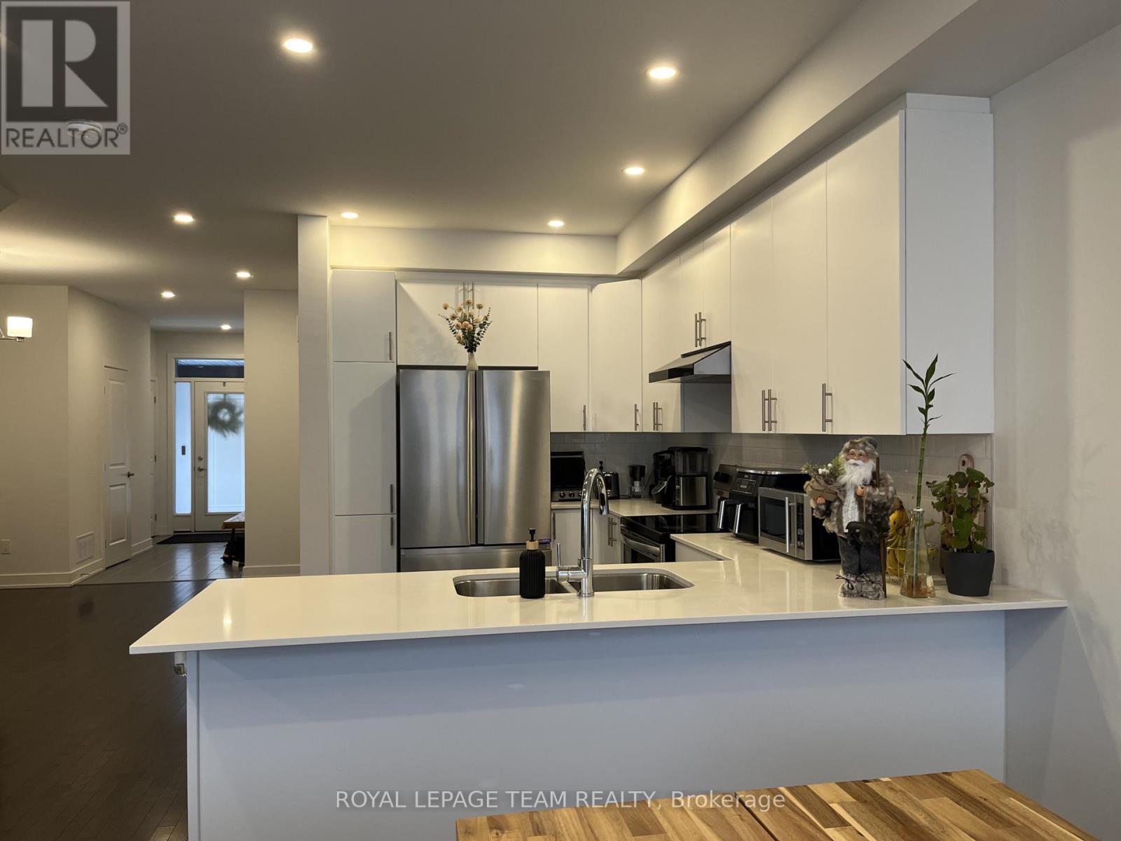 57 Heirloom Street, Ottawa, ON - Indoor Photo Showing Kitchen With Upgraded Kitchen
