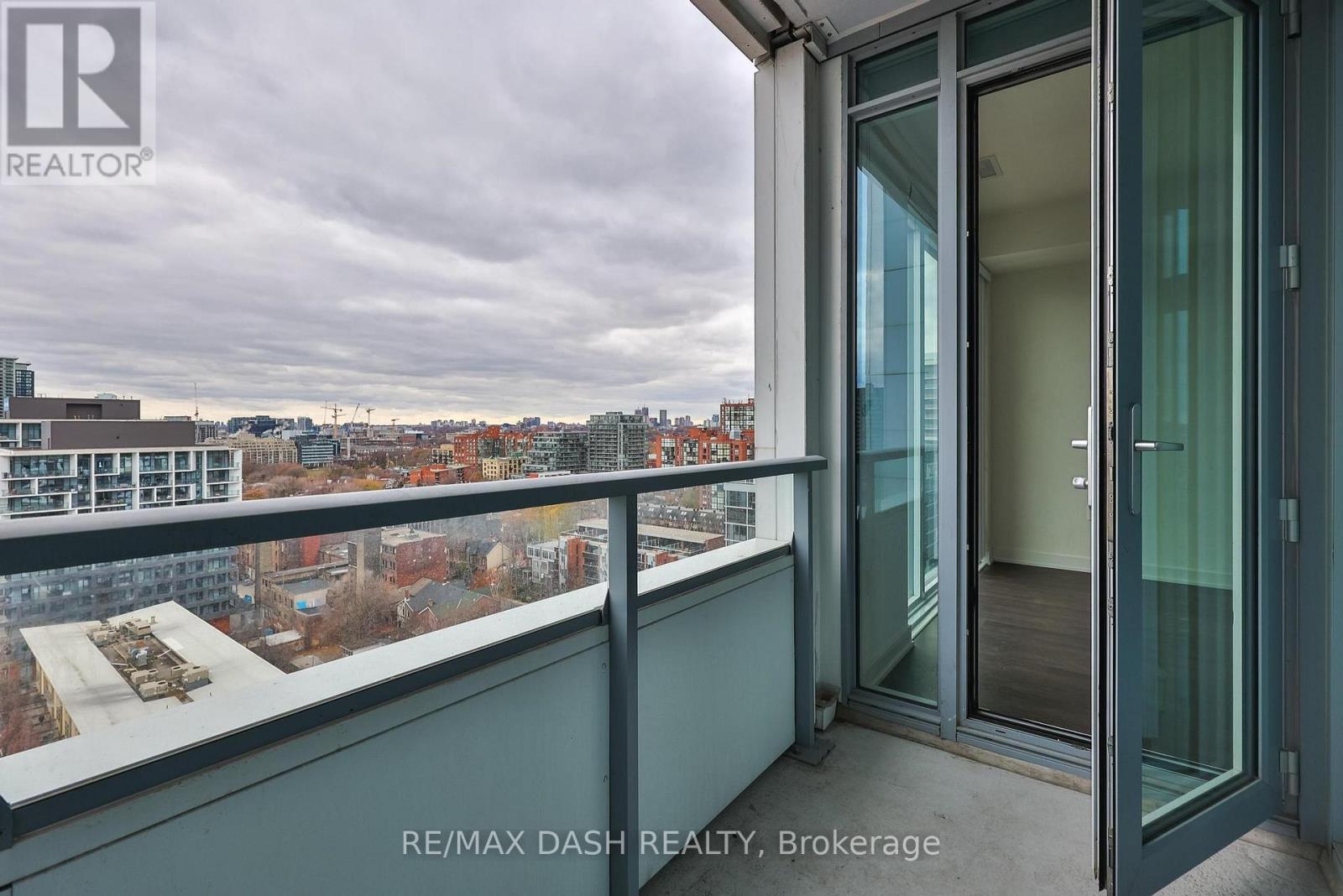 1508W - 27 Bathurst Street, Toronto, ON - Outdoor With View With Exterior