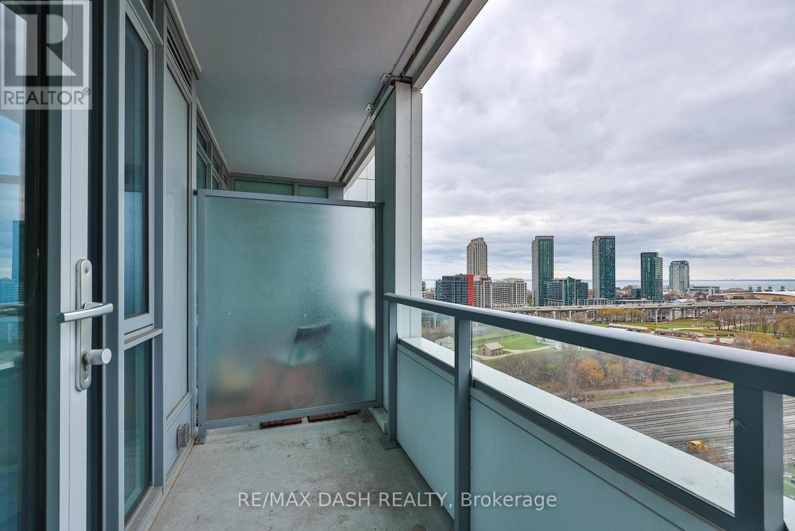 1508W - 27 Bathurst Street, Toronto, ON - Outdoor With View With Exterior