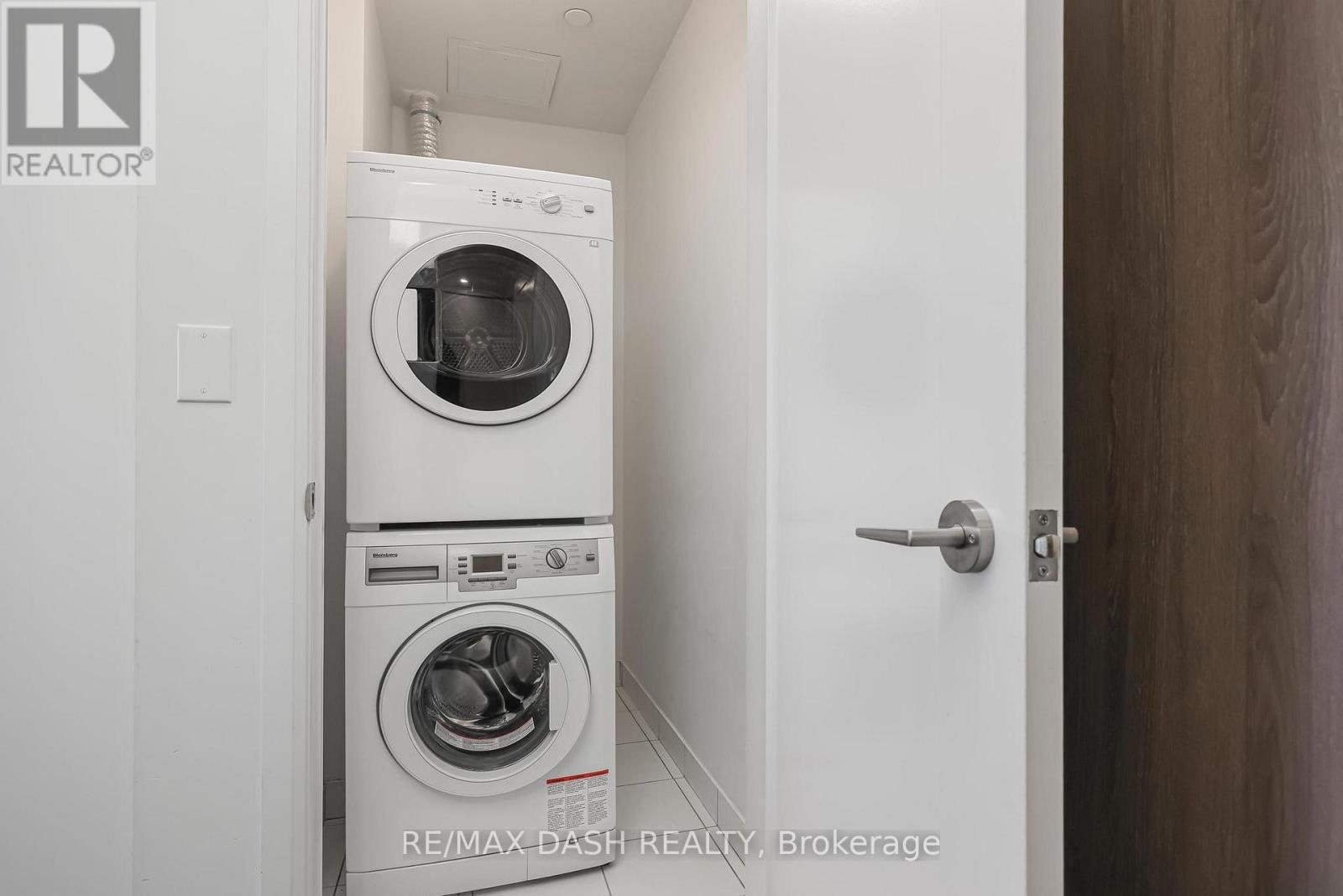 1508W - 27 Bathurst Street, Toronto, ON - Indoor Photo Showing Laundry Room