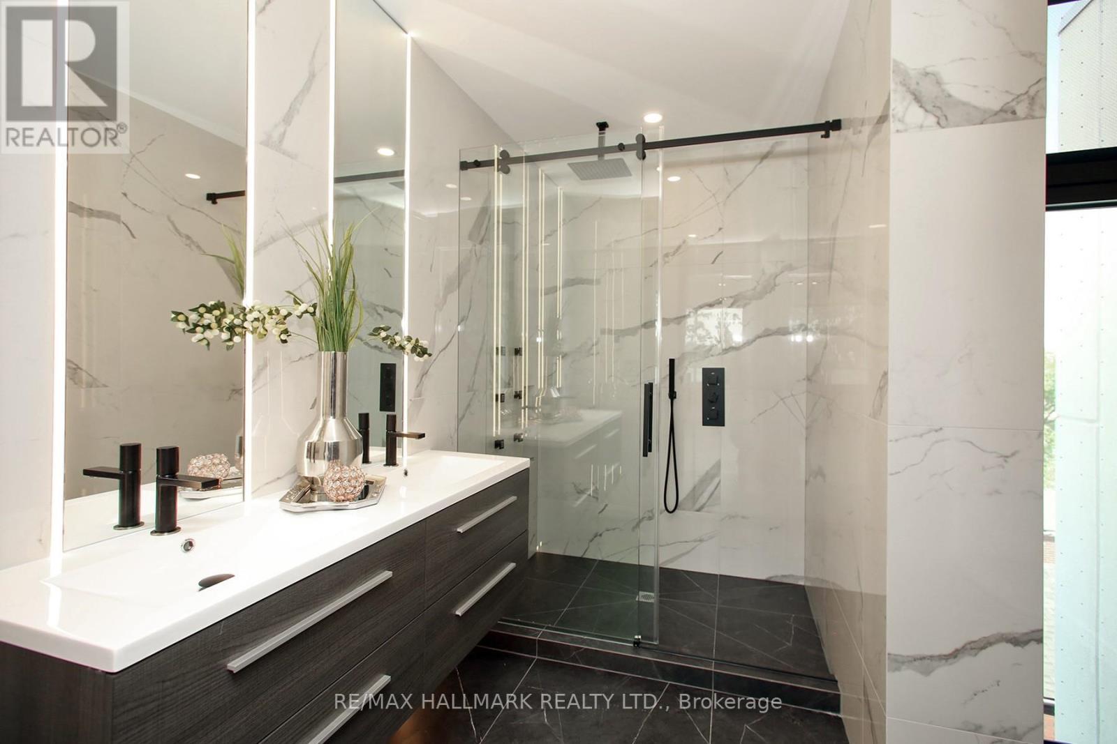 4B Owen Street, Toronto, ON - Indoor Photo Showing Bathroom