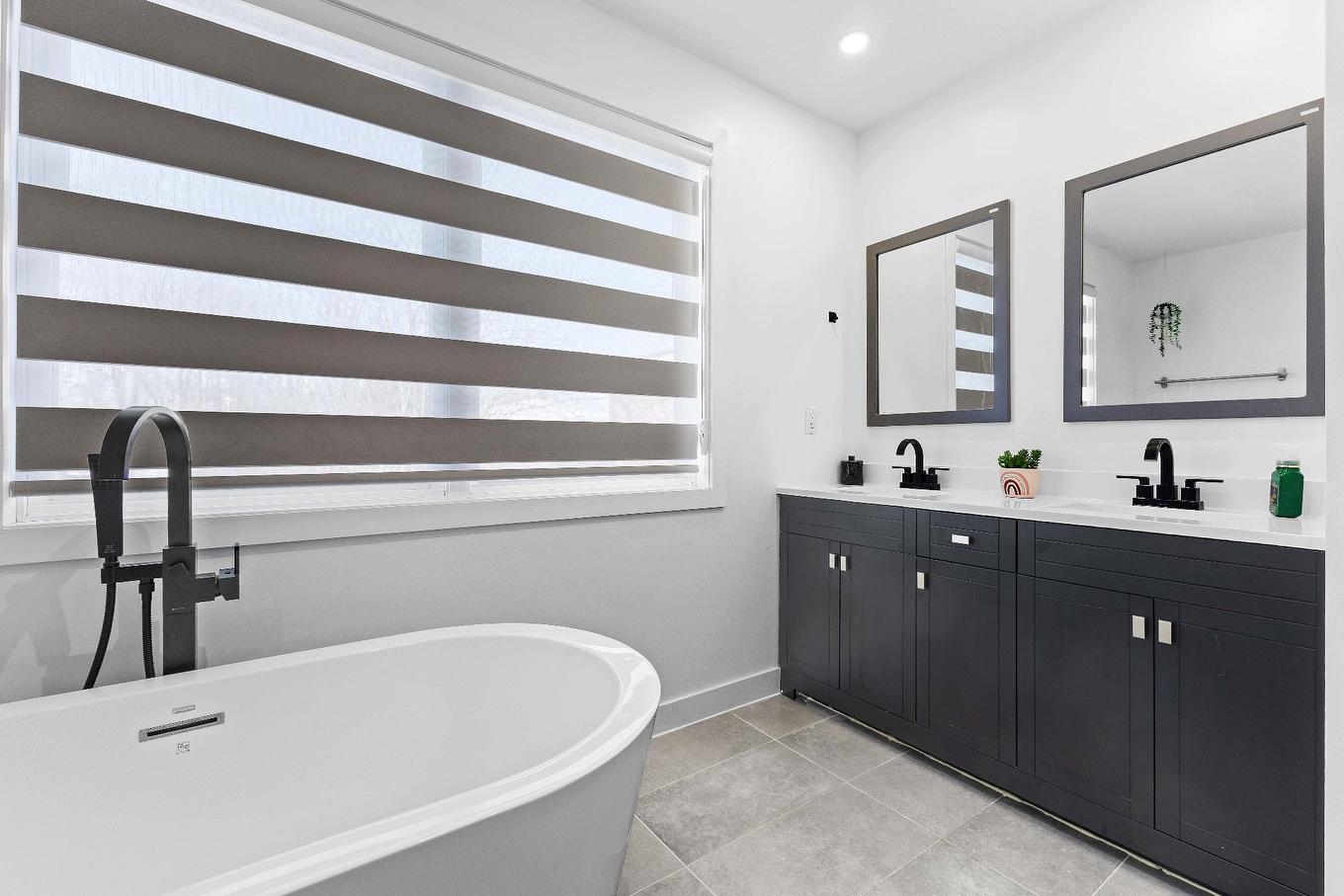 Bathroom - 90 Rue D'Oxford, Châteauguay, QC - Indoor Photo Showing Bathroom