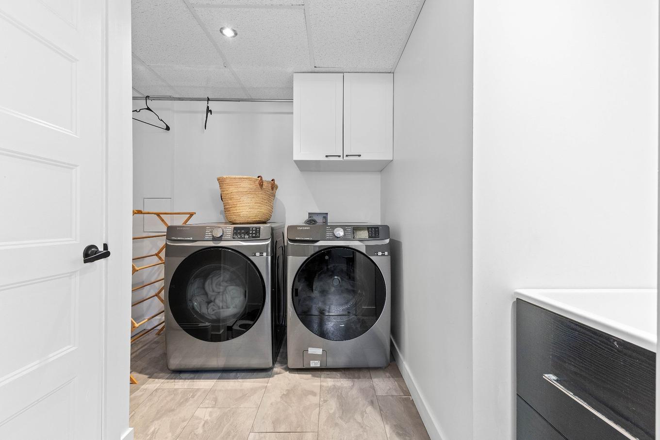Laundry room - 90 Rue D'Oxford, Châteauguay, QC - Indoor Photo Showing Laundry Room