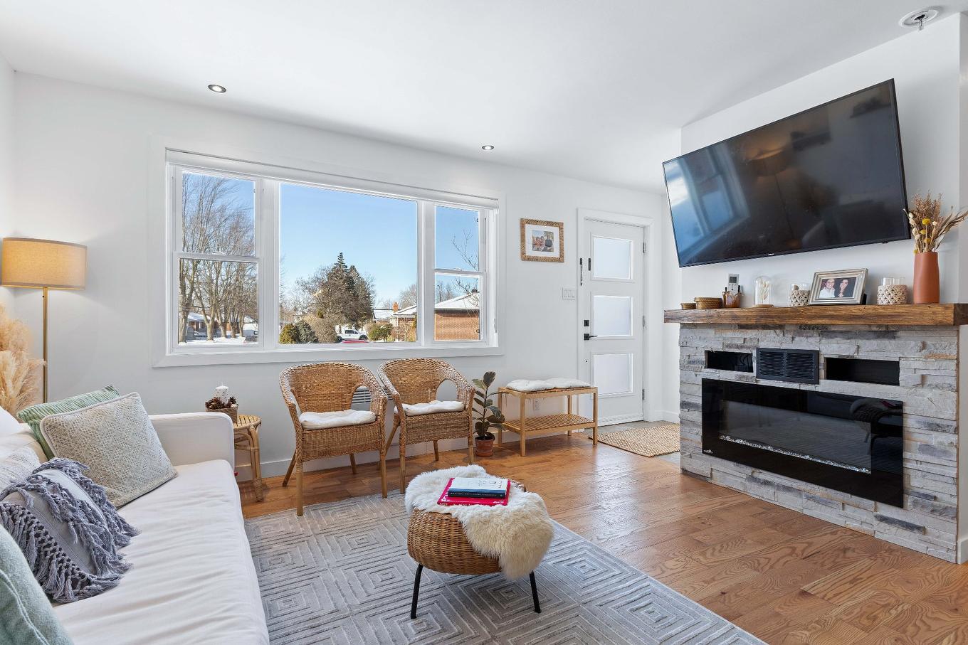 Living room - 90 Rue D'Oxford, Châteauguay, QC - Indoor Photo Showing Living Room With Fireplace