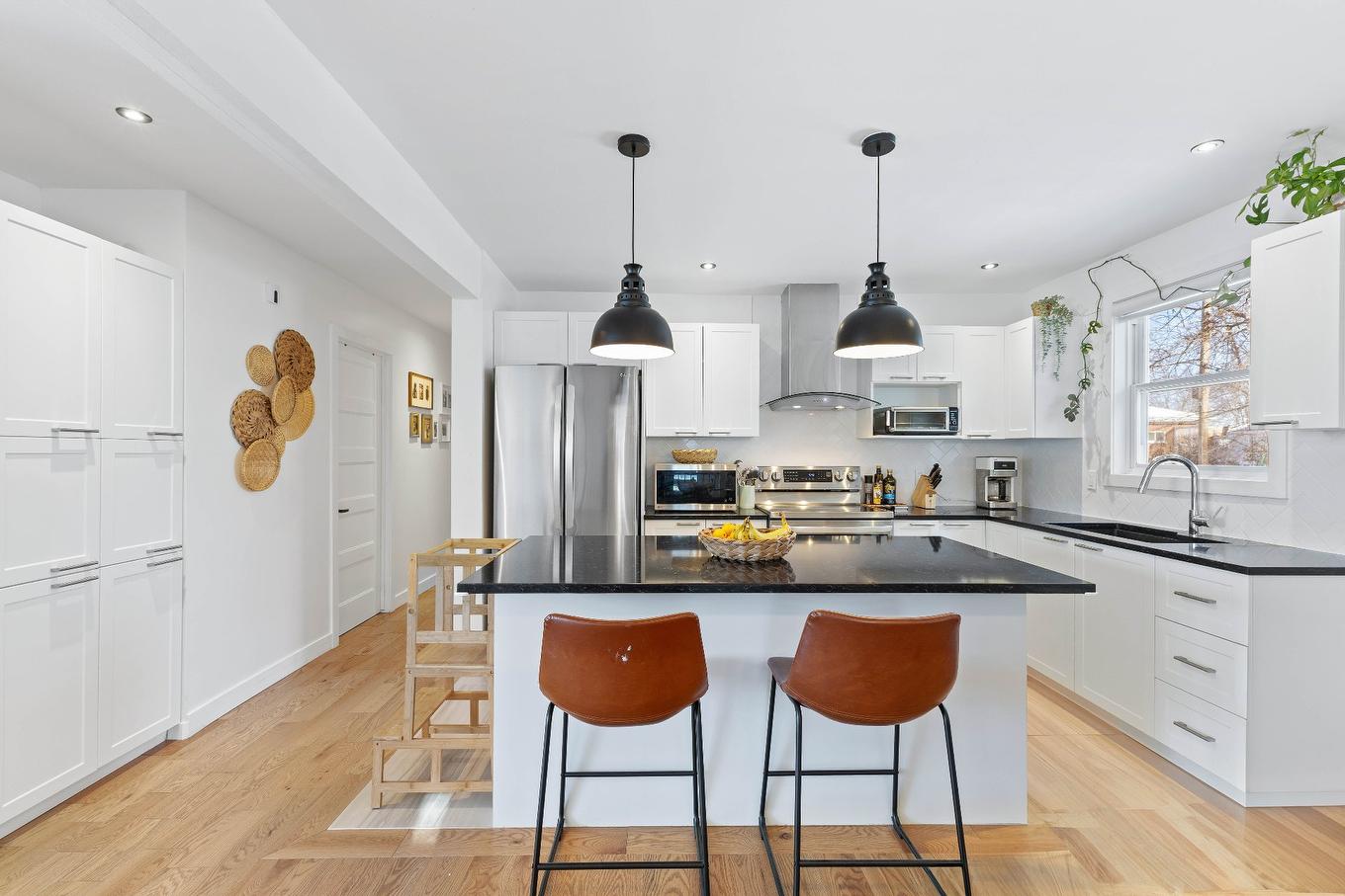 Kitchen - 90 Rue D'Oxford, Châteauguay, QC - Indoor Photo Showing Kitchen With Upgraded Kitchen