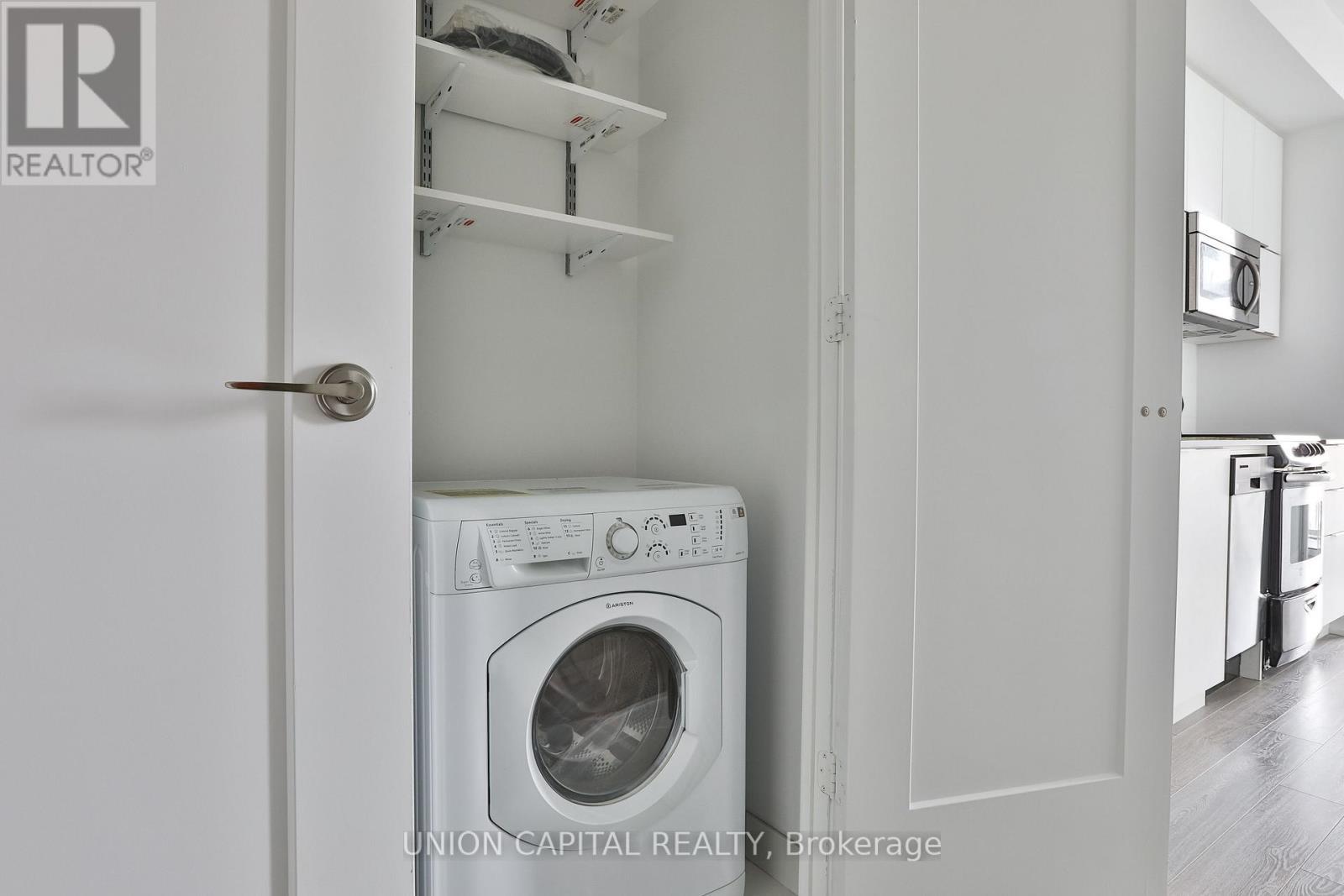 305 - 56 Annie Craig Drive, Toronto, ON - Indoor Photo Showing Laundry Room