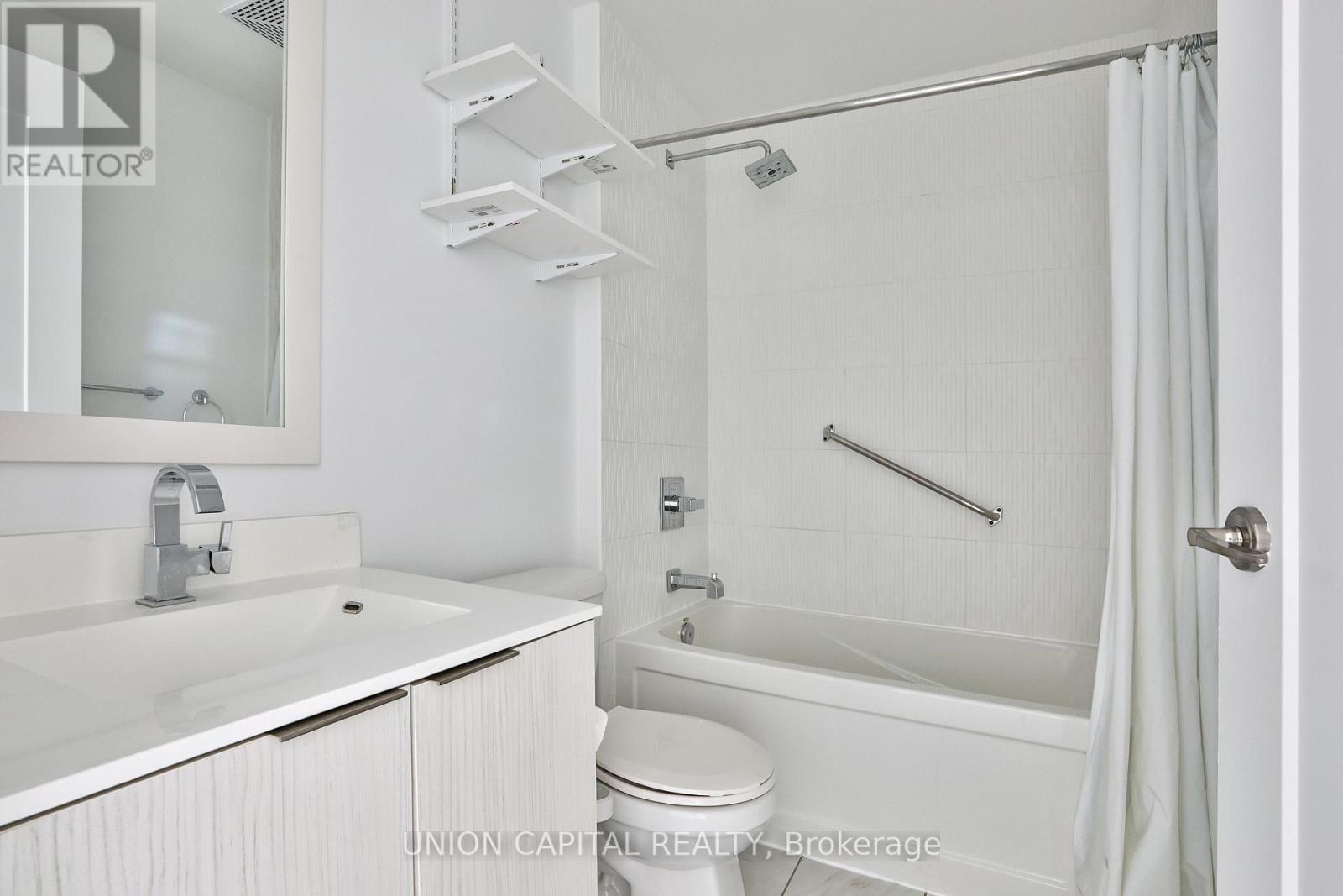305 - 56 Annie Craig Drive, Toronto, ON - Indoor Photo Showing Bathroom