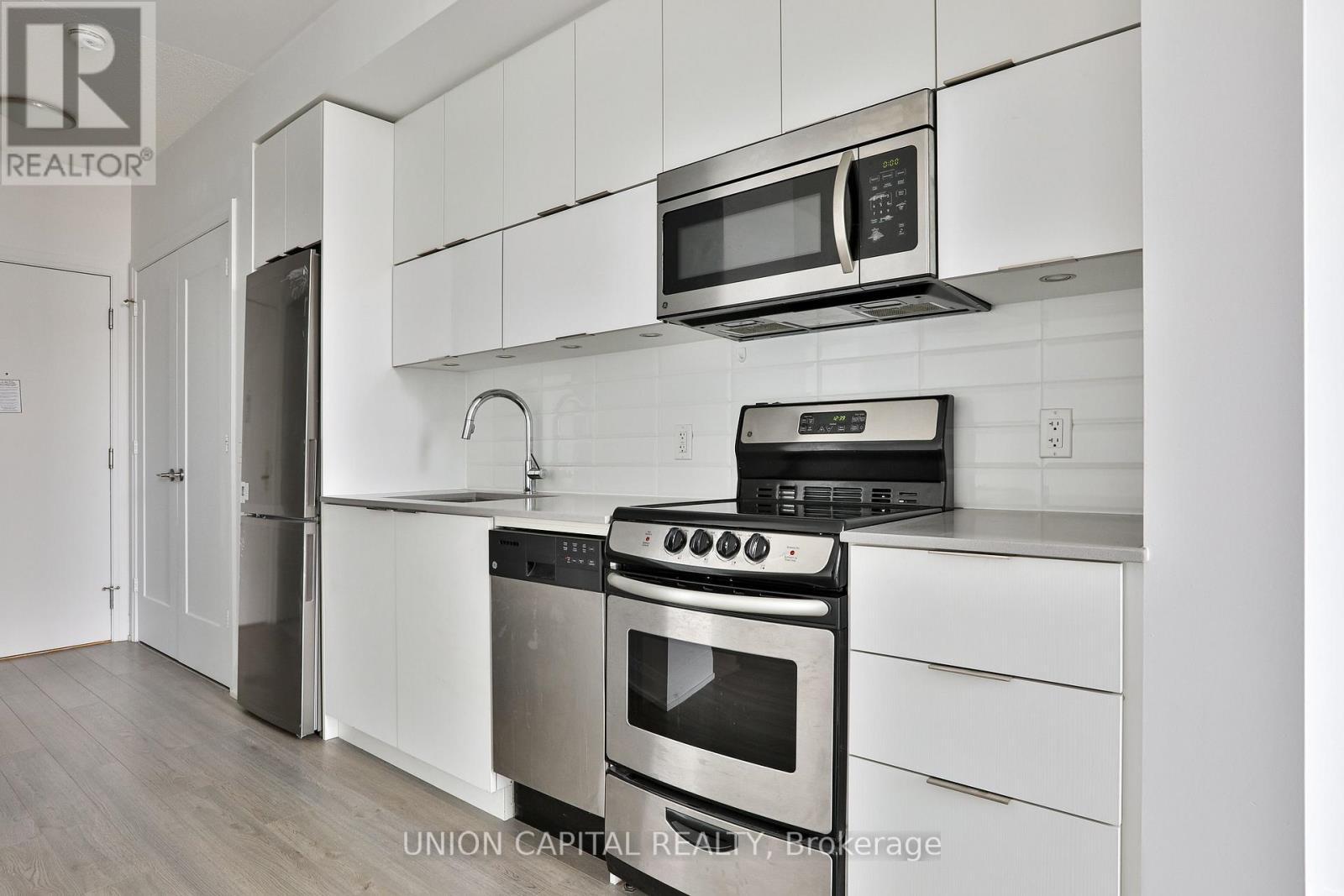 305 - 56 Annie Craig Drive, Toronto, ON - Indoor Photo Showing Kitchen