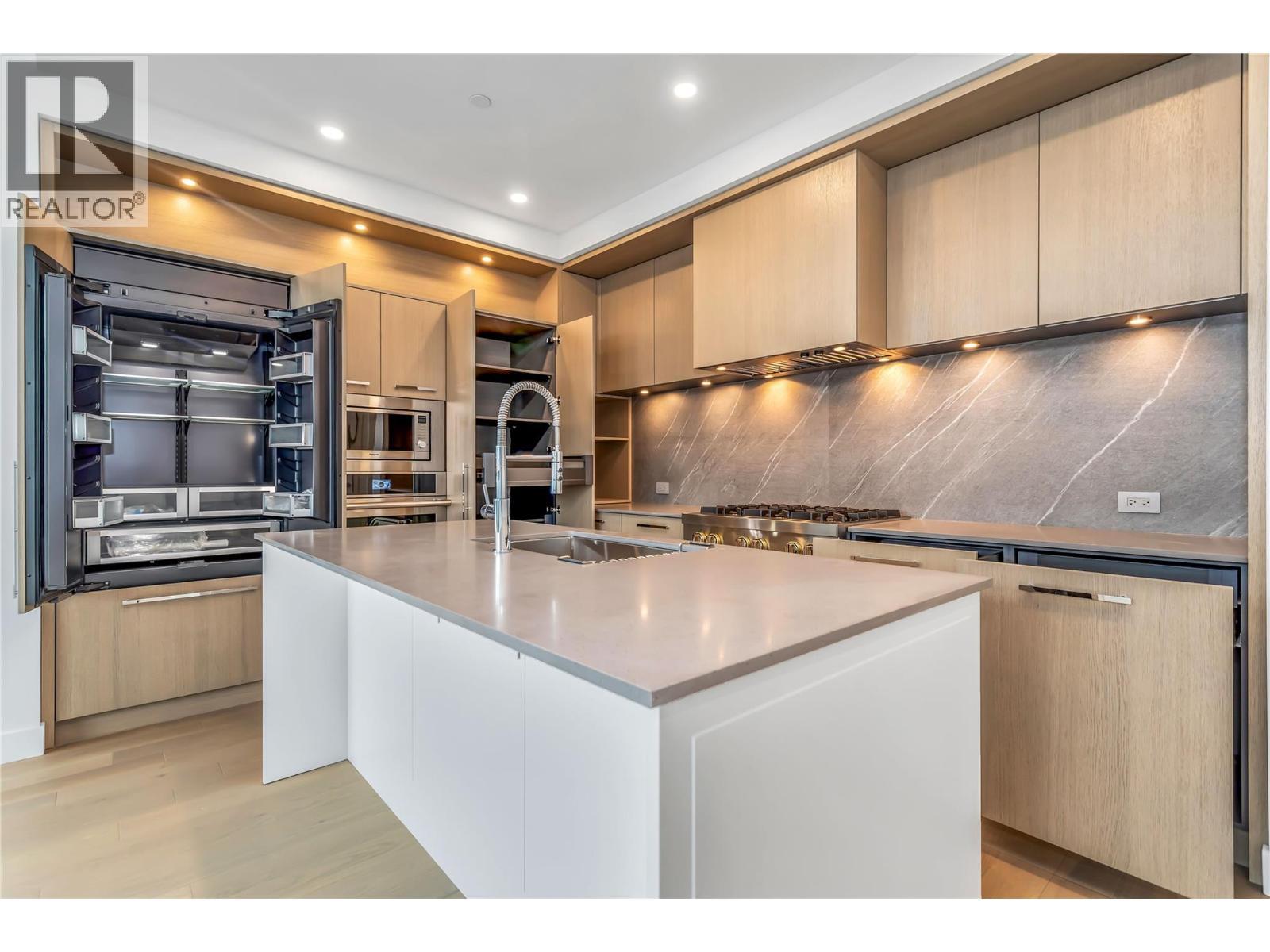 3409 Lakeshore Road Unit# Ph S607, Kelowna, BC - Indoor Photo Showing Kitchen