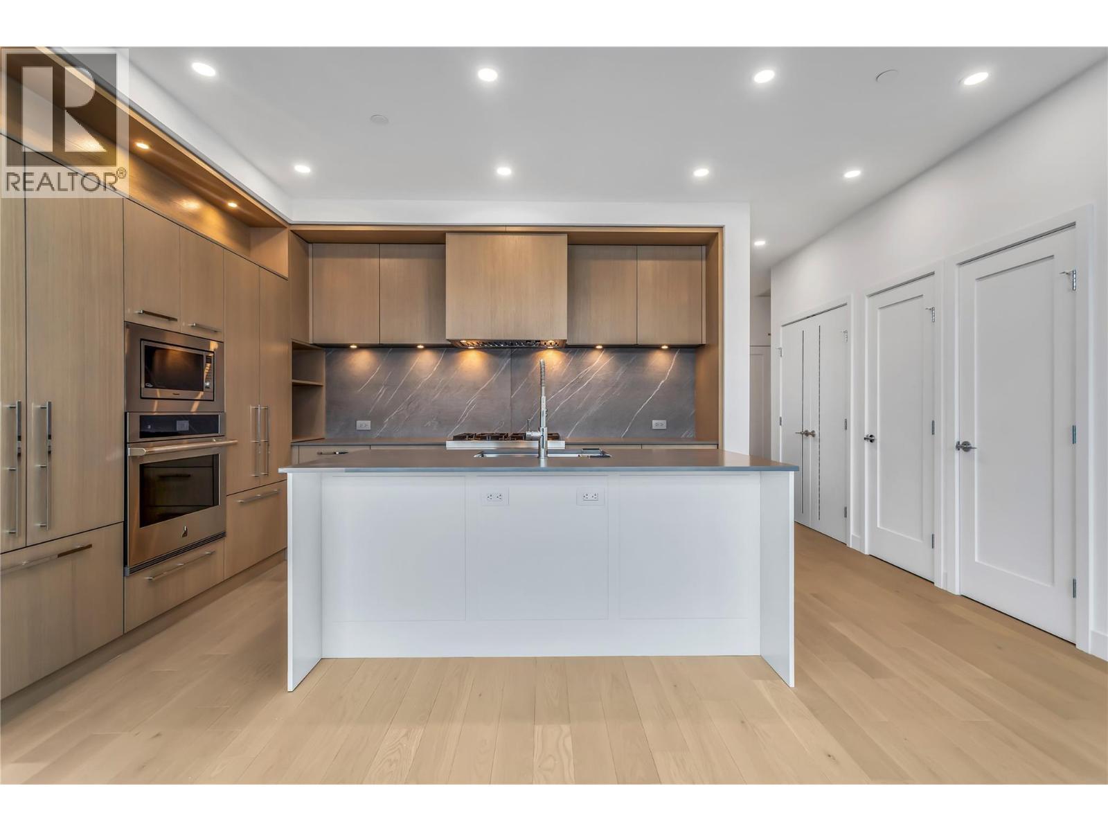 3409 Lakeshore Road Unit# Ph S607, Kelowna, BC - Indoor Photo Showing Kitchen With Upgraded Kitchen