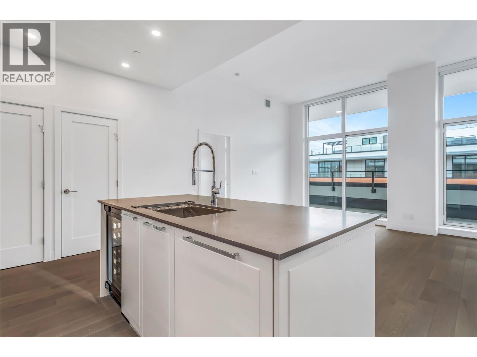 3409 Lakeshore Road Unit# Ph S607, Kelowna, BC - Indoor Photo Showing Kitchen