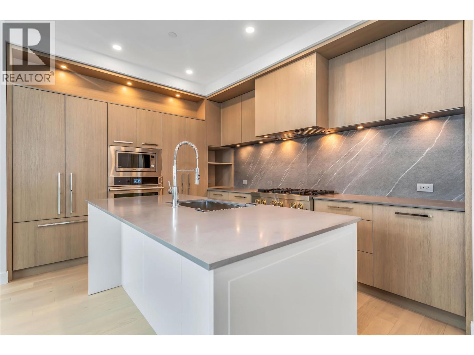 Signature 'Cressey Kitchen' - 3409 Lakeshore Road Unit# Ph S607, Kelowna, BC - Indoor Photo Showing Kitchen With Upgraded Kitchen