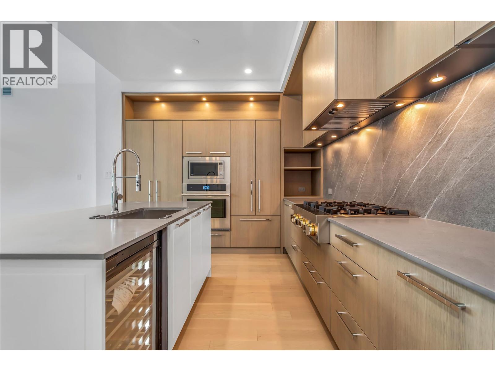 3409 Lakeshore Road Unit# Ph S607, Kelowna, BC - Indoor Photo Showing Kitchen With Upgraded Kitchen