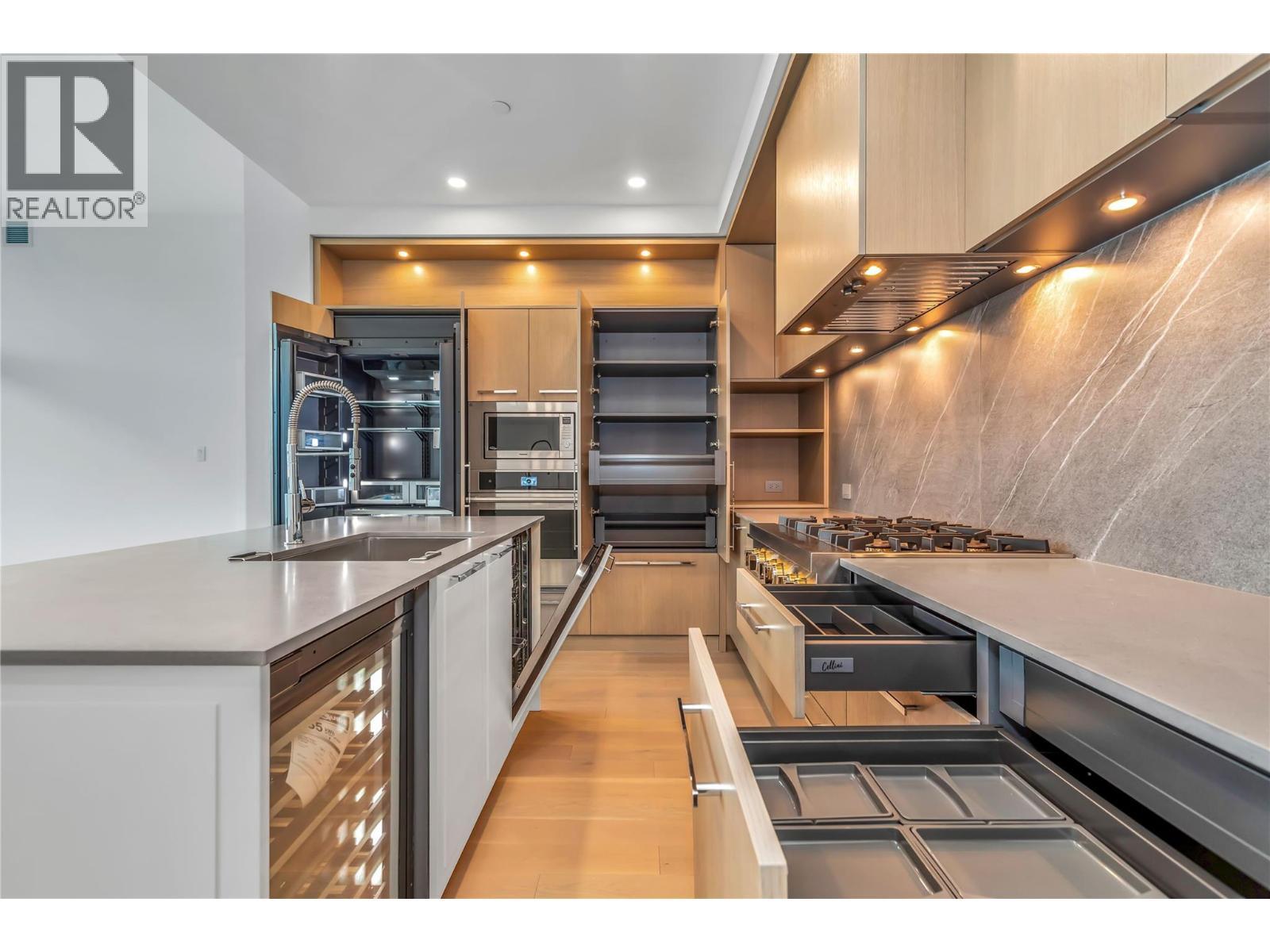 3409 Lakeshore Road Unit# Ph S607, Kelowna, BC - Indoor Photo Showing Kitchen
