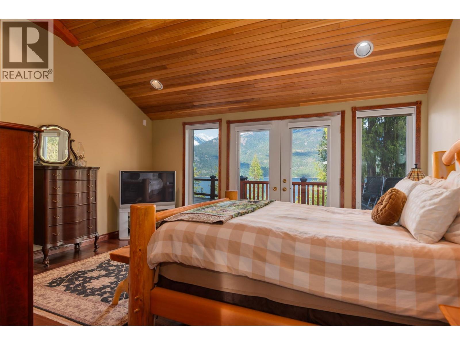 4830 Fletcher Creek Road, Fletcher Creek, BC - Indoor Photo Showing Bedroom