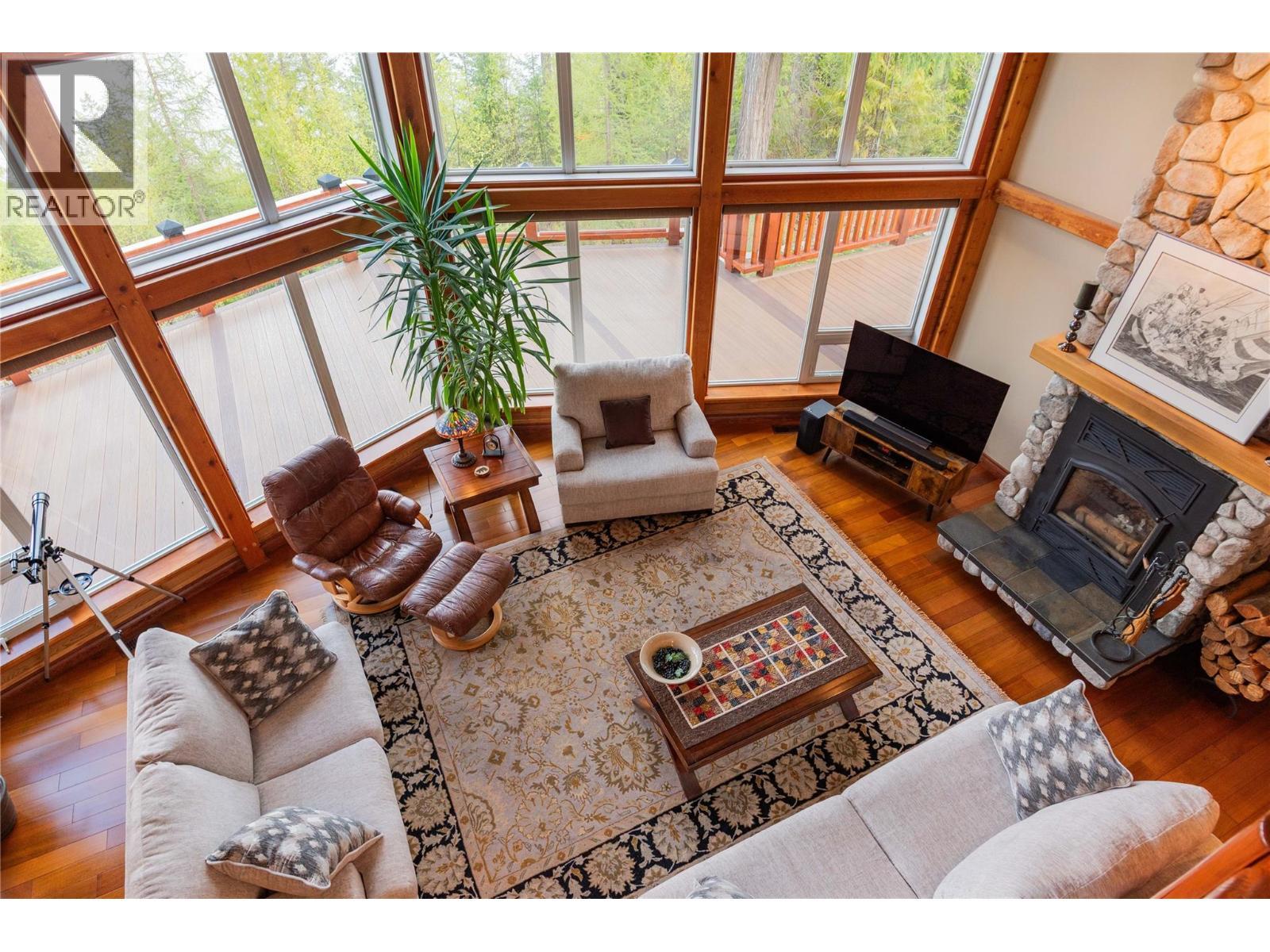 4830 Fletcher Creek Road, Fletcher Creek, BC - Indoor Photo Showing Living Room With Fireplace