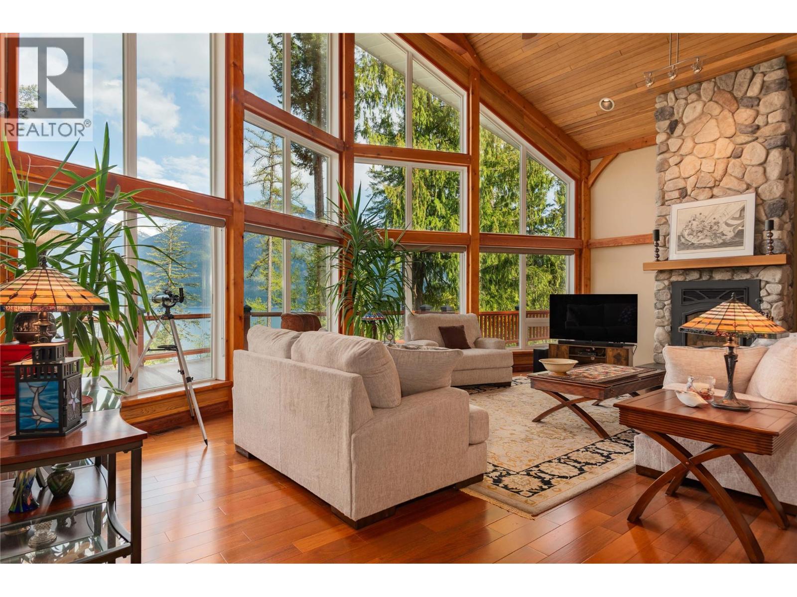 4830 Fletcher Creek Road, Fletcher Creek, BC - Indoor Photo Showing Living Room With Fireplace