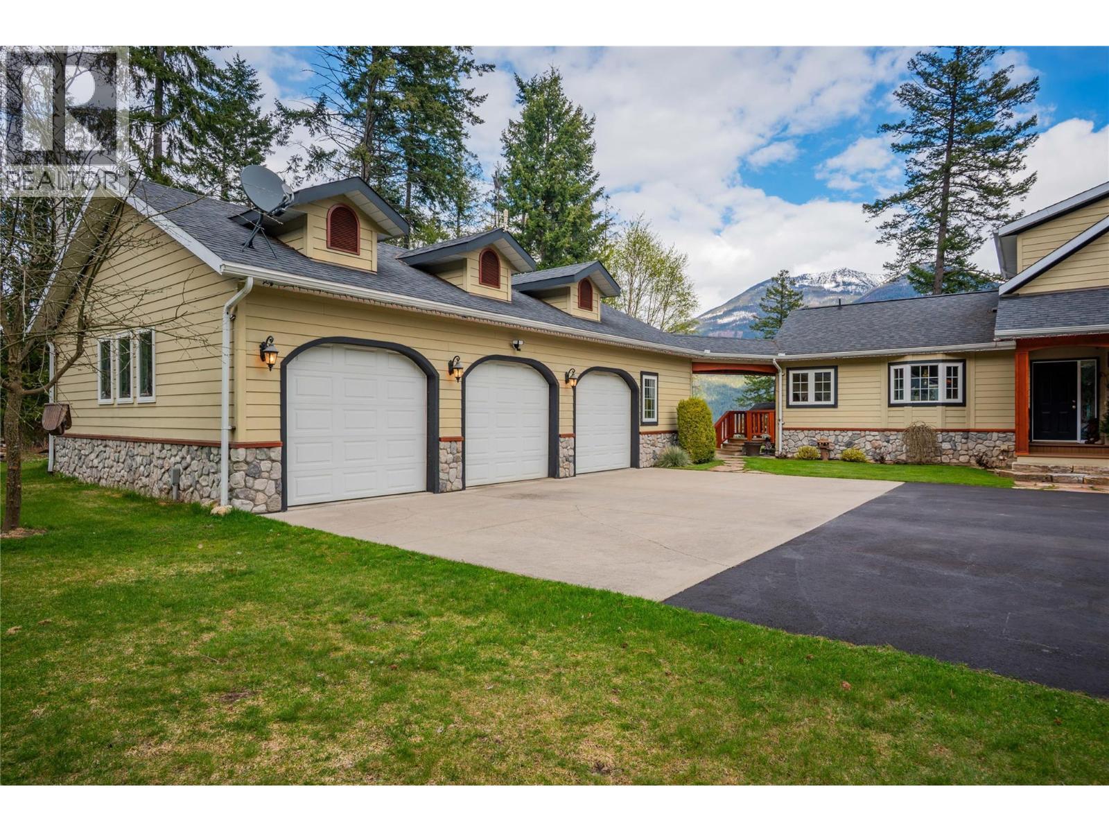 4830 Fletcher Creek Road, Fletcher Creek, BC - Outdoor With Facade