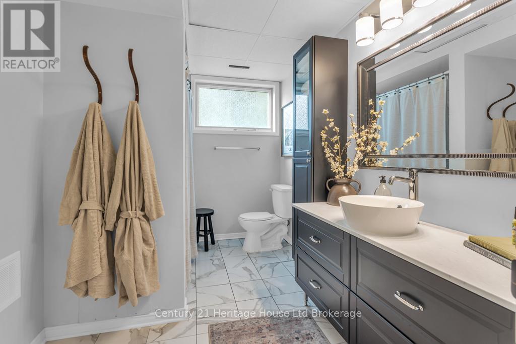 Lower level bathroom - 1 Highland Drive, Tillsonburg, ON - Indoor Photo Showing Bathroom