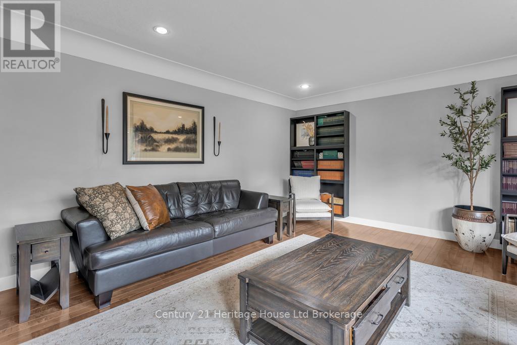 1 Highland Drive, Tillsonburg, ON - Indoor Photo Showing Living Room