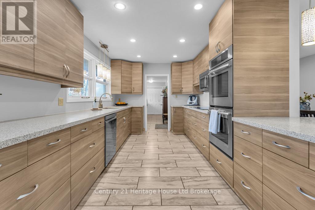 1 Highland Drive, Tillsonburg, ON - Indoor Photo Showing Kitchen