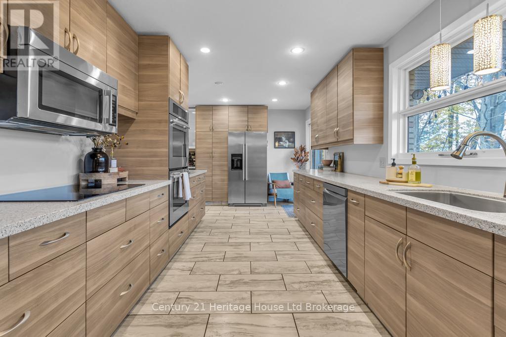 1 Highland Drive, Tillsonburg, ON - Indoor Photo Showing Kitchen