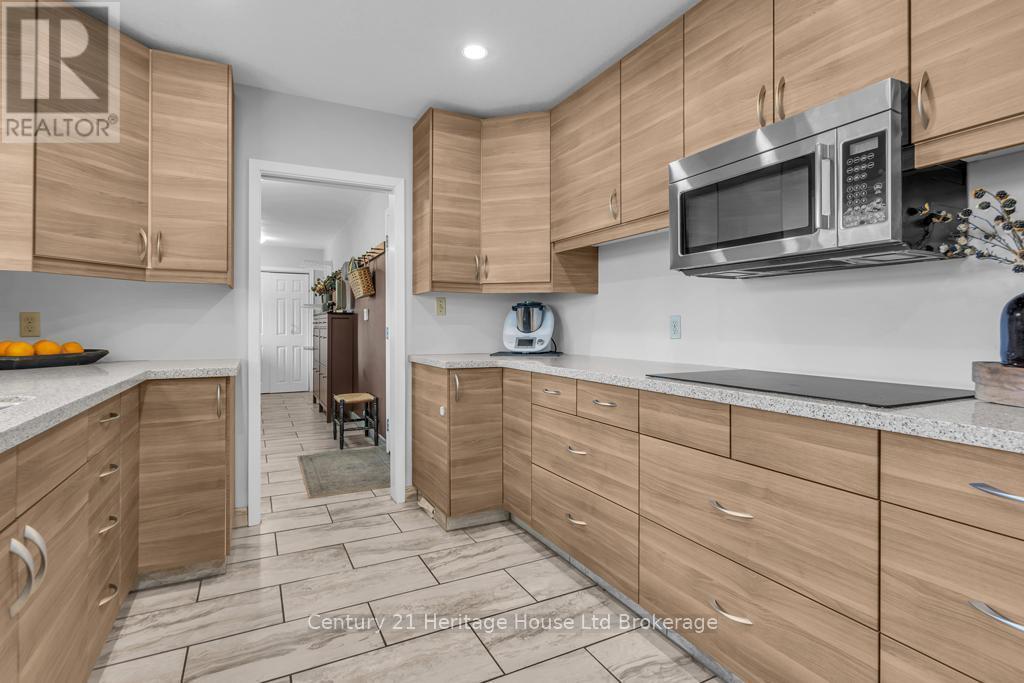 1 Highland Drive, Tillsonburg, ON - Indoor Photo Showing Kitchen