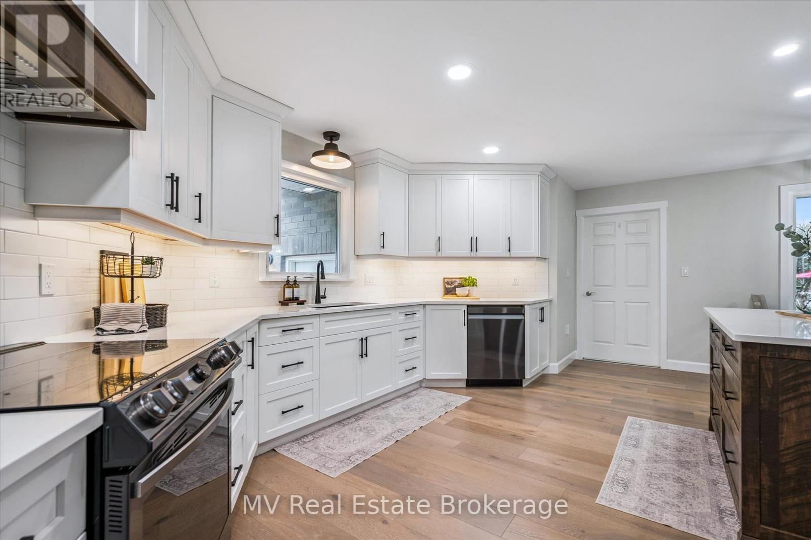 7003 Beatty Line N, Centre Wellington, ON - Indoor Photo Showing Kitchen With Upgraded Kitchen