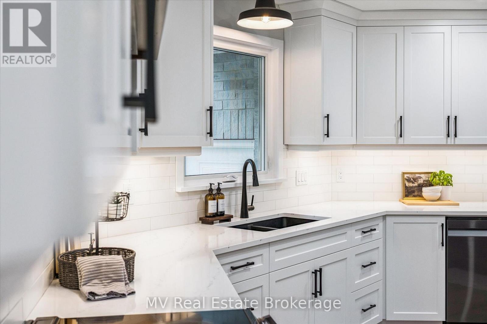 7003 Beatty Line N, Centre Wellington, ON - Indoor Photo Showing Kitchen With Double Sink With Upgraded Kitchen