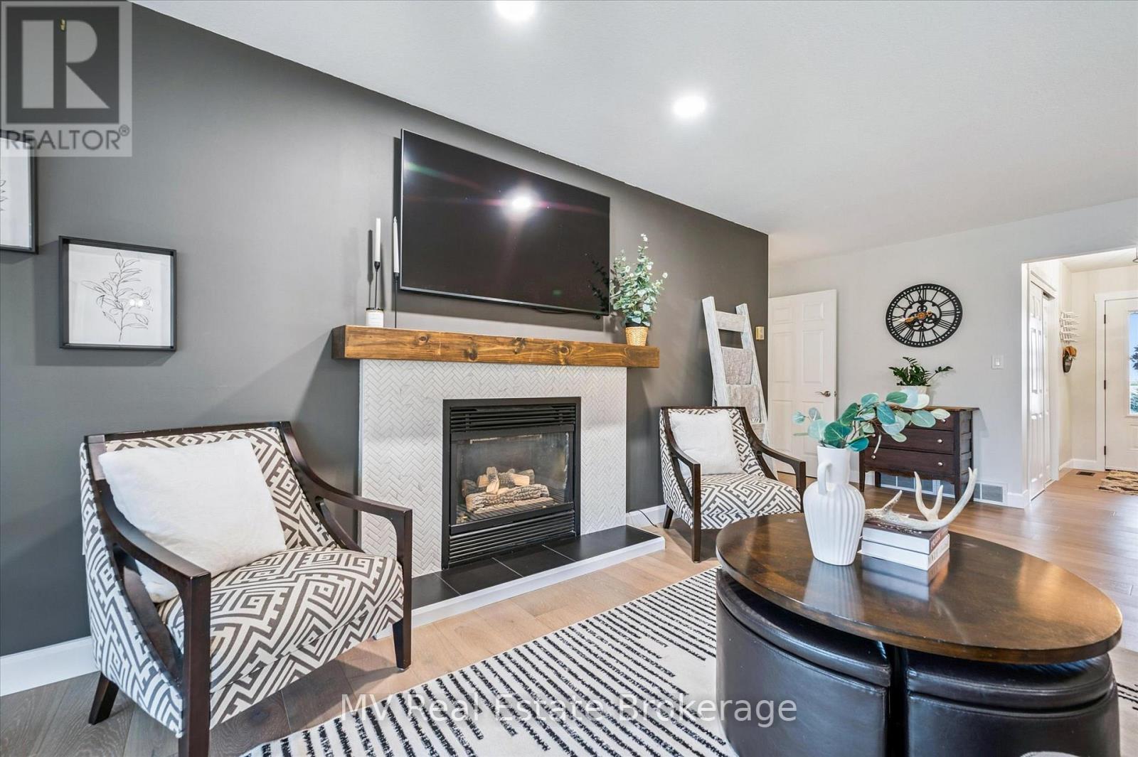 7003 Beatty Line N, Centre Wellington, ON - Indoor Photo Showing Living Room With Fireplace