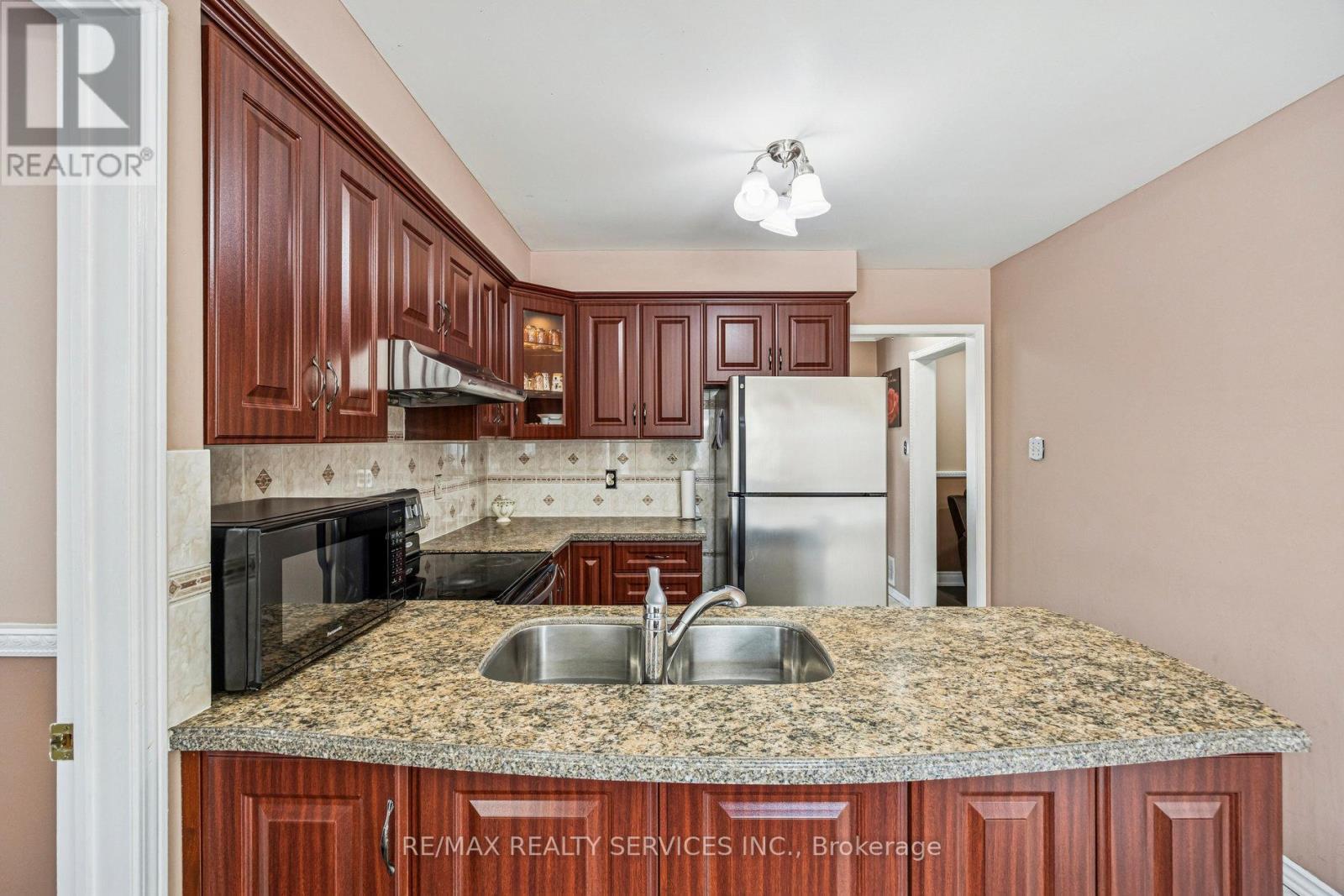 7 Duggan Drive, Brampton, ON - Indoor Photo Showing Kitchen With Double Sink