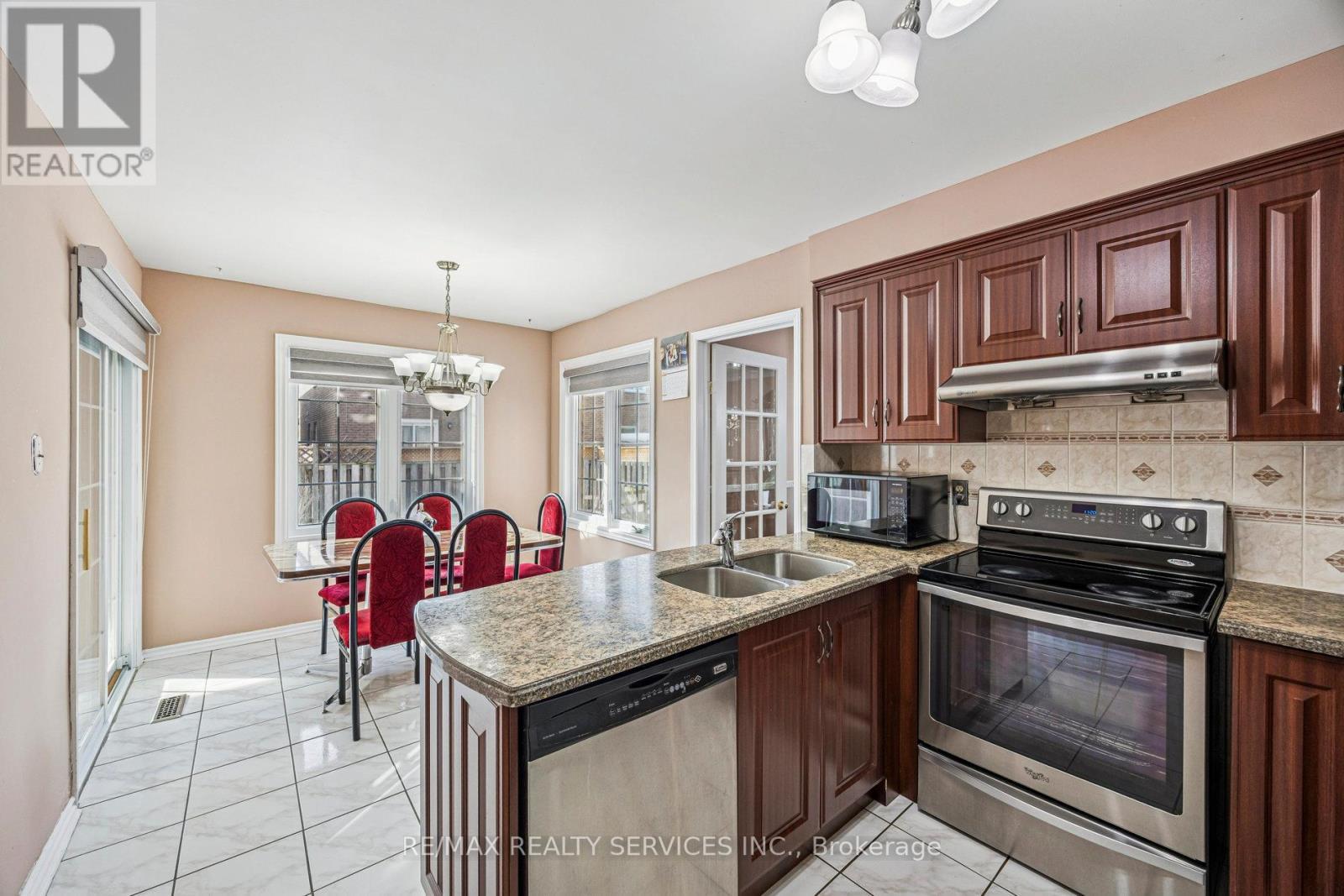 7 Duggan Drive, Brampton, ON - Indoor Photo Showing Kitchen With Double Sink