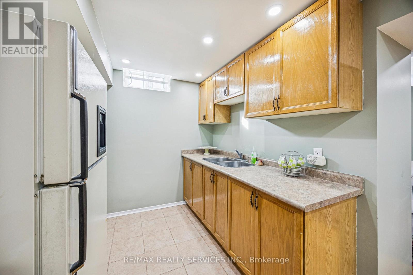 7 Duggan Drive, Brampton, ON - Indoor Photo Showing Kitchen With Double Sink