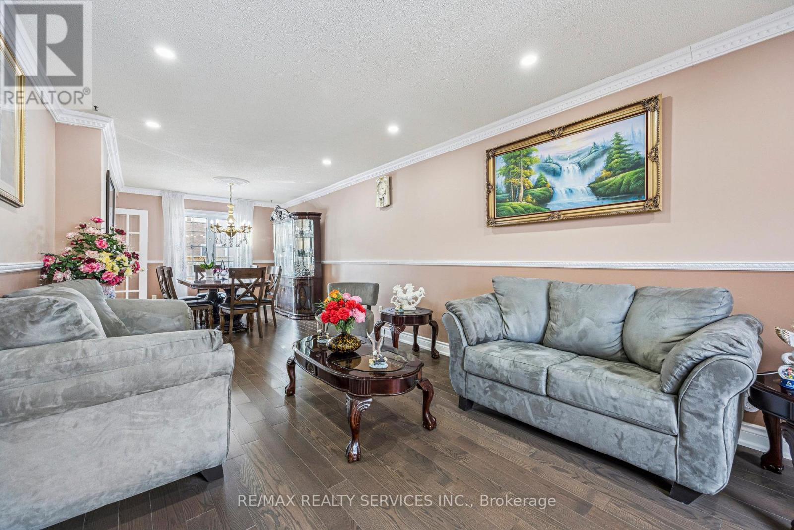 7 Duggan Drive, Brampton, ON - Indoor Photo Showing Living Room