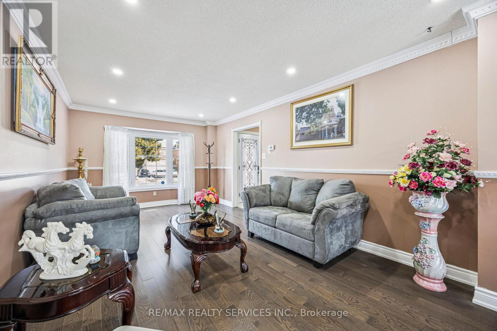 7 Duggan Drive, Brampton, ON - Indoor Photo Showing Living Room