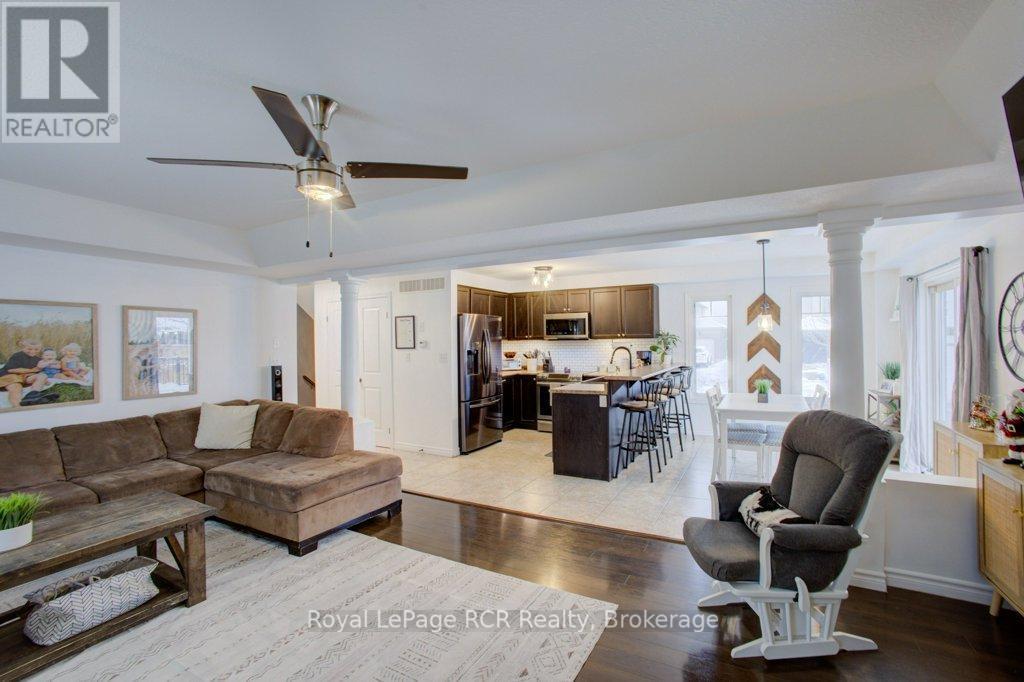 11 Green Street, Mapleton, ON - Indoor Photo Showing Living Room