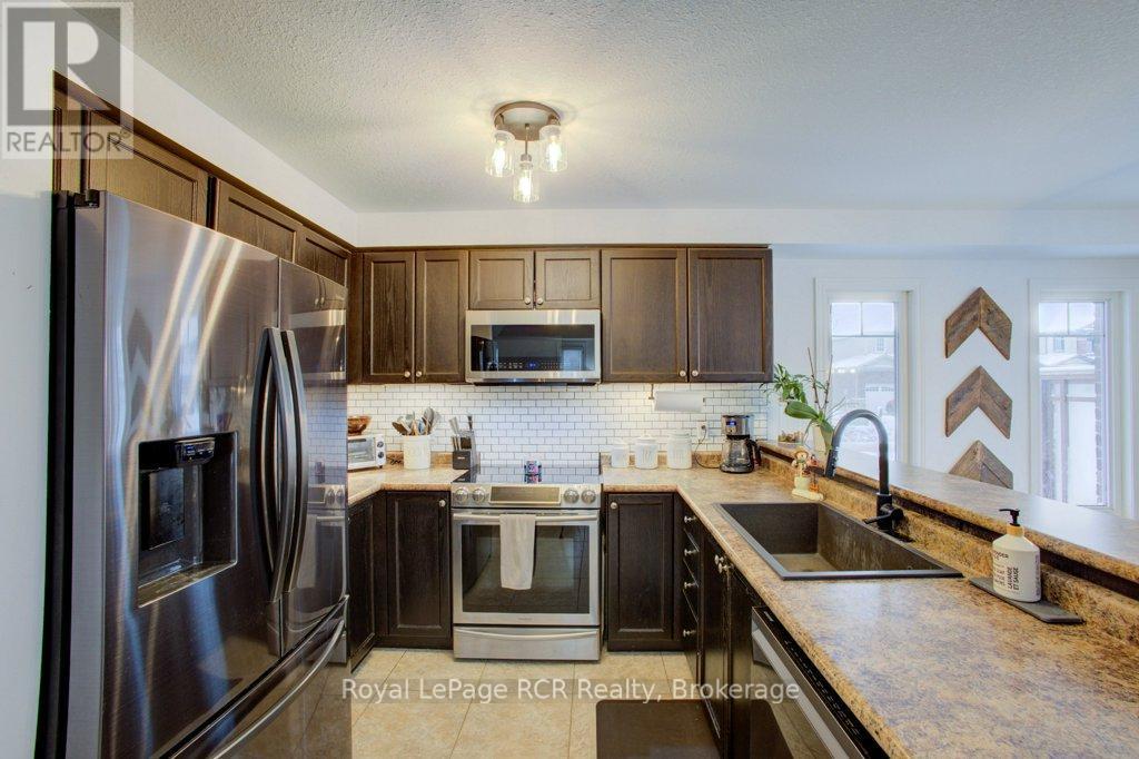 11 Green Street, Mapleton, ON - Indoor Photo Showing Kitchen With Upgraded Kitchen