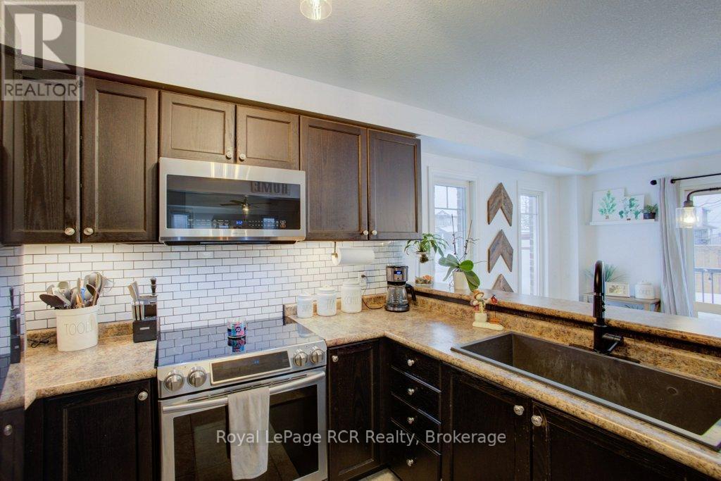 11 Green Street, Mapleton, ON - Indoor Photo Showing Kitchen