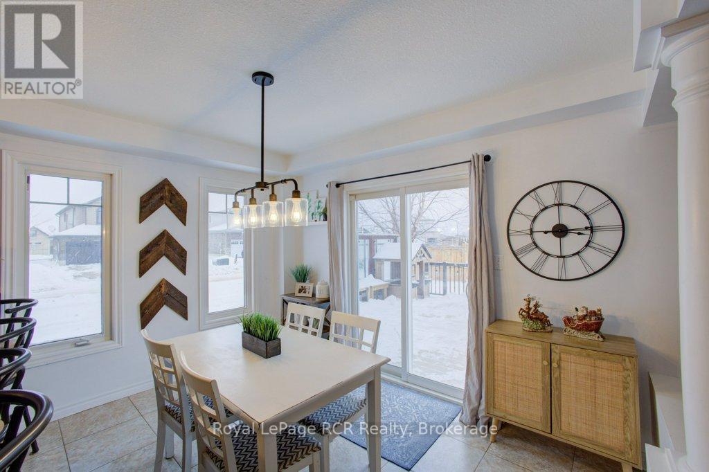 11 Green Street, Mapleton, ON - Indoor Photo Showing Dining Room