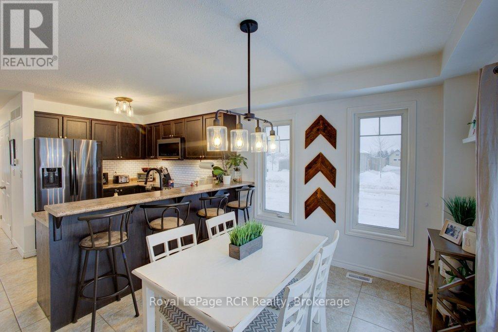 11 Green Street, Mapleton, ON - Indoor