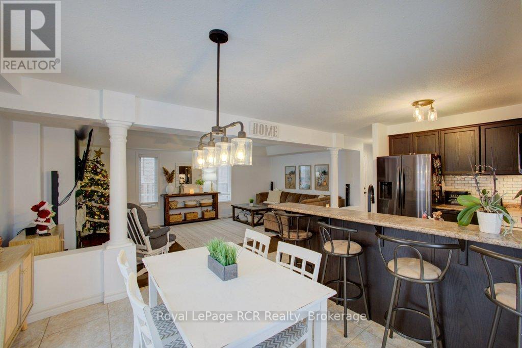 11 Green Street, Mapleton, ON - Indoor Photo Showing Dining Room