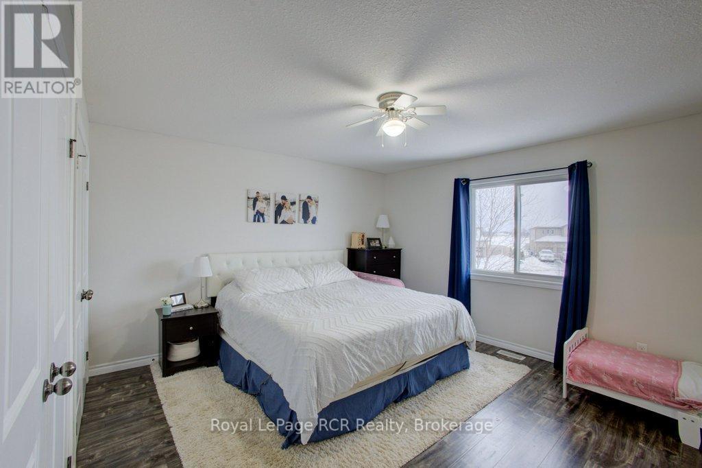 11 Green Street, Mapleton, ON - Indoor Photo Showing Bedroom