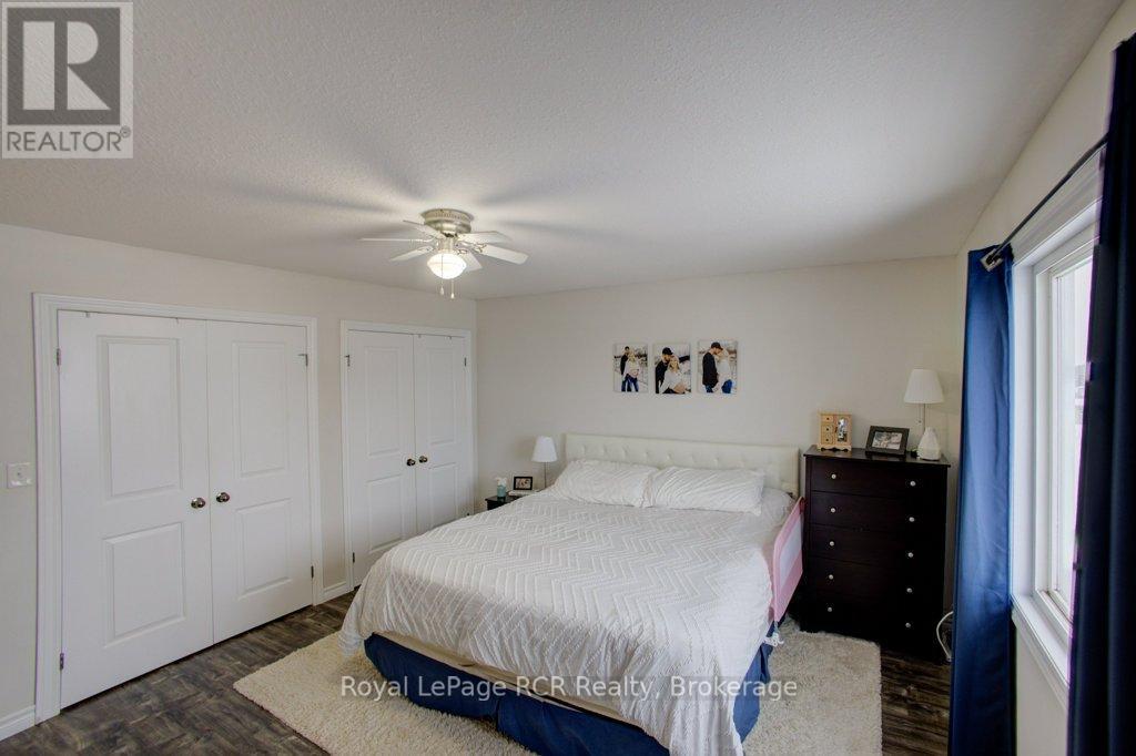 11 Green Street, Mapleton, ON - Indoor Photo Showing Bedroom