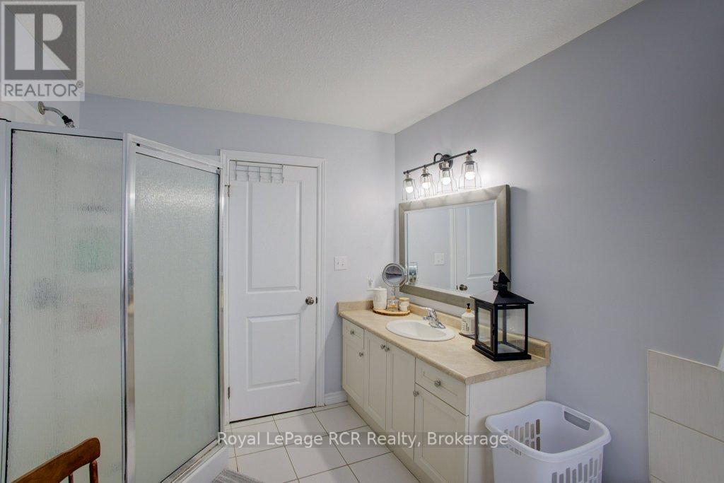 11 Green Street, Mapleton, ON - Indoor Photo Showing Bathroom