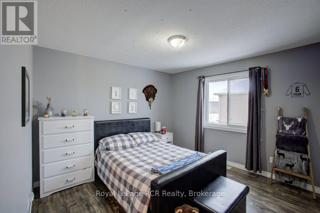 11 Green Street, Mapleton, ON - Indoor Photo Showing Bedroom