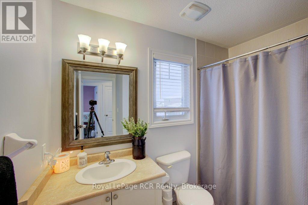 11 Green Street, Mapleton, ON - Indoor Photo Showing Bathroom
