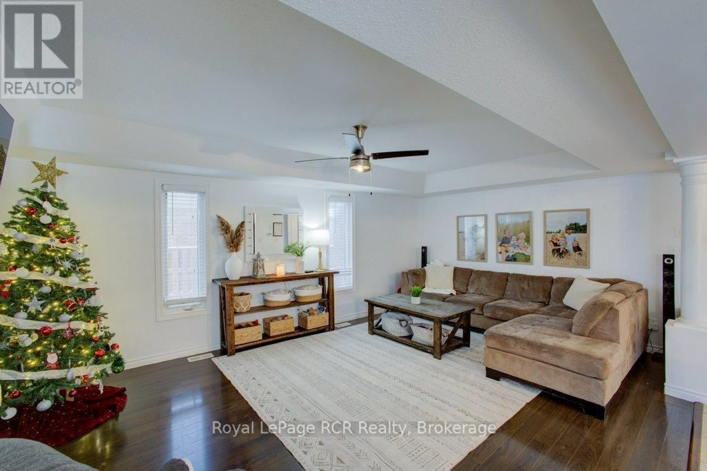 11 Green Street, Mapleton, ON - Indoor Photo Showing Living Room