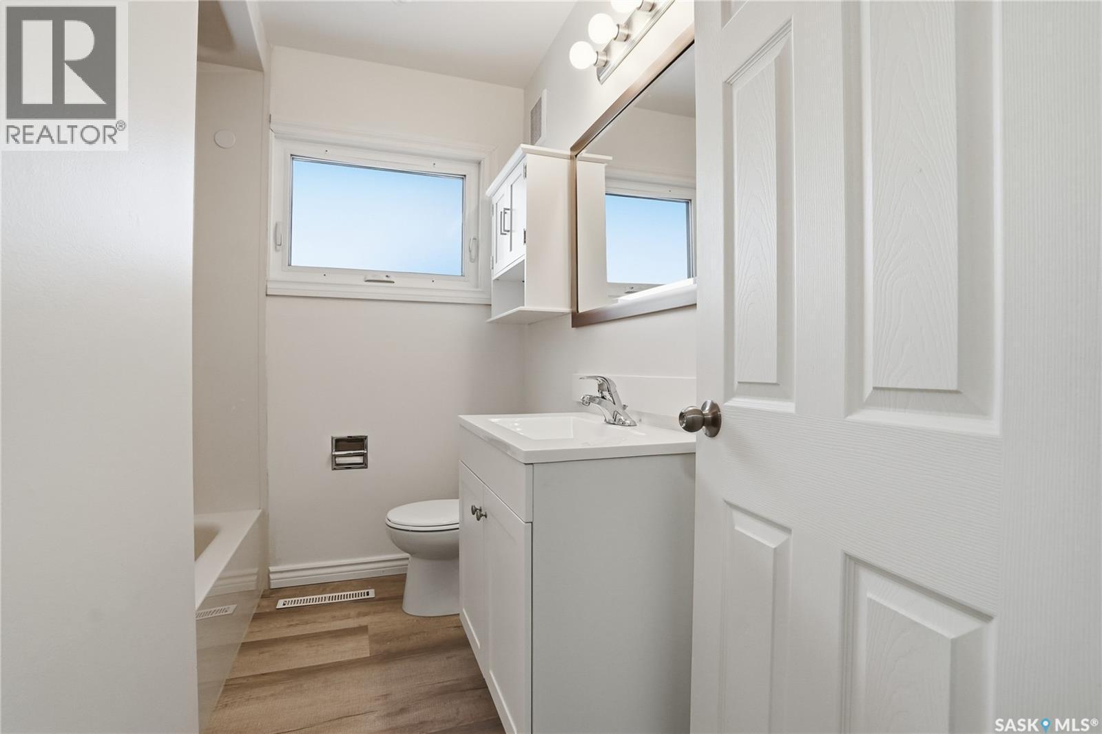 1906 Louise Avenue, Saskatoon, SK - Indoor Photo Showing Bathroom